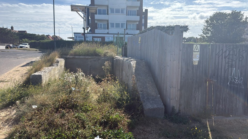 Lot: 125 - PLOT WITH POTENTIAL CLOSE TO BEACH AND SEAFRONT - View of site towards Northdown Court and Palm Bay Ave